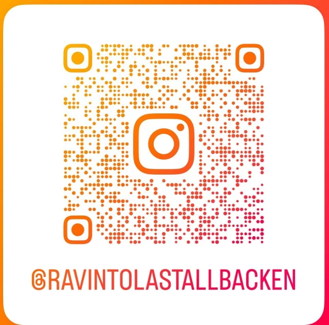 Haluatko seurata myös Ravintola Stallbackenia Instagramissa? Tässä on kätevä skannattava linkki, jonka avulla löydät profiilimme helposti!

Ravintola Stallbacken sijaitsee hotellimme alakerrassa ja toimii kesä-elokuussa ruokaravintolana iltaisin klo 18–22. Muina aikoina tarjoilemme lounaita ja päivällisiä ennakkovarauksella. Tervetuloa seuraamaan ja nauttimaan herkullisista hetkistä kanssamme!
Baari sekä terassi auki tarvittaessa ja kesällä klo 13-22.
#ravintolastallbacken #restaurantstallbacken #hotelstallbacken #localrestaurant #vastuullinenmatkailu #visitnauvo #visitnagu #saaristonrengastie #saaristonrengastiepyöräillen #lähiruoka