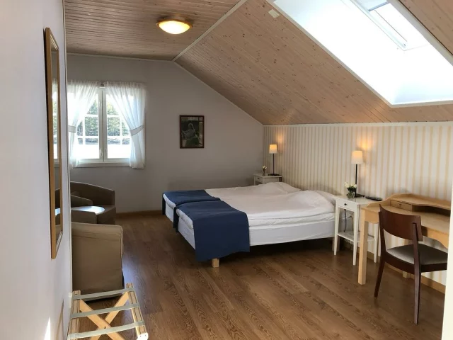 🌟 Sommarjobb på Hotel Stallbacken! 🌟

Vill du spendera sommaren på en avkopplande plats och samtidigt vara en del av vårt fantastiska team? Hotel Stallbacken söker drivna och serviceinriktade stjärnor för perioden maj–september (eller juni–augusti).

Vi söker dig som:
✅ Är över eller under 18 år – vi har roller som passar alla!
✅ Gillar att ge gäster det lilla extra och sprida positiv energi.
✅ Är flexibel, noggrann och älskar att arbeta i team.

Roller vi söker till:
🔹 Städpersonal
🔹 Servering

Vad vi erbjuder:
🌞 Ett härligt gäng som älskar att jobba tillsammans.
🌞 Möjlighet att utvecklas inom hotell- och servicebranschen.
🌞 En fantastisk arbetsplats i sommaridyllisk miljö!

Ansök nu!
📩 Maila oss på mikael.granqvist@hotelstallbacken.fi
📆 Sista ansökningsdag: 15.2.2025

Låt sommaren 2025 bli oförglömlig – vi ser fram emot att höra från dig!

Dela gärna inlägget och tipsa en vän som också letar sommarjobb.
#sommarjobb2025 #HotelStallbacken #JobbaMedOss #teamwork #visitnagu #visiturkuarchipelago #ansvarsfulltföretag #lokalrestaurant #närmat